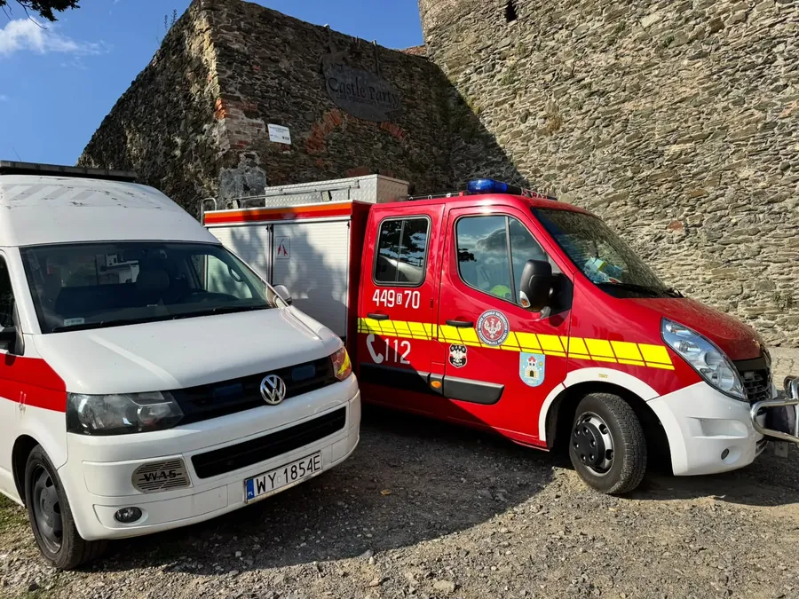 Karetka i wóz strażacki Team4Life pod murami zamku podczas Castle Party